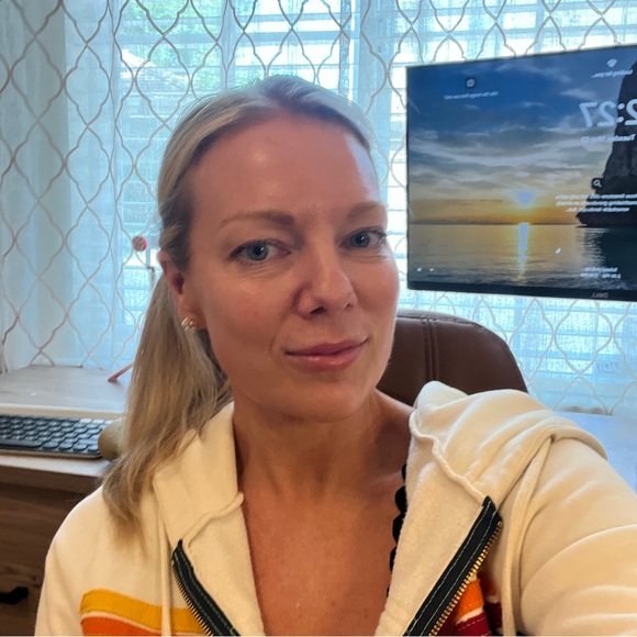 Meet your Posher, Holly - Picture 2 of 3